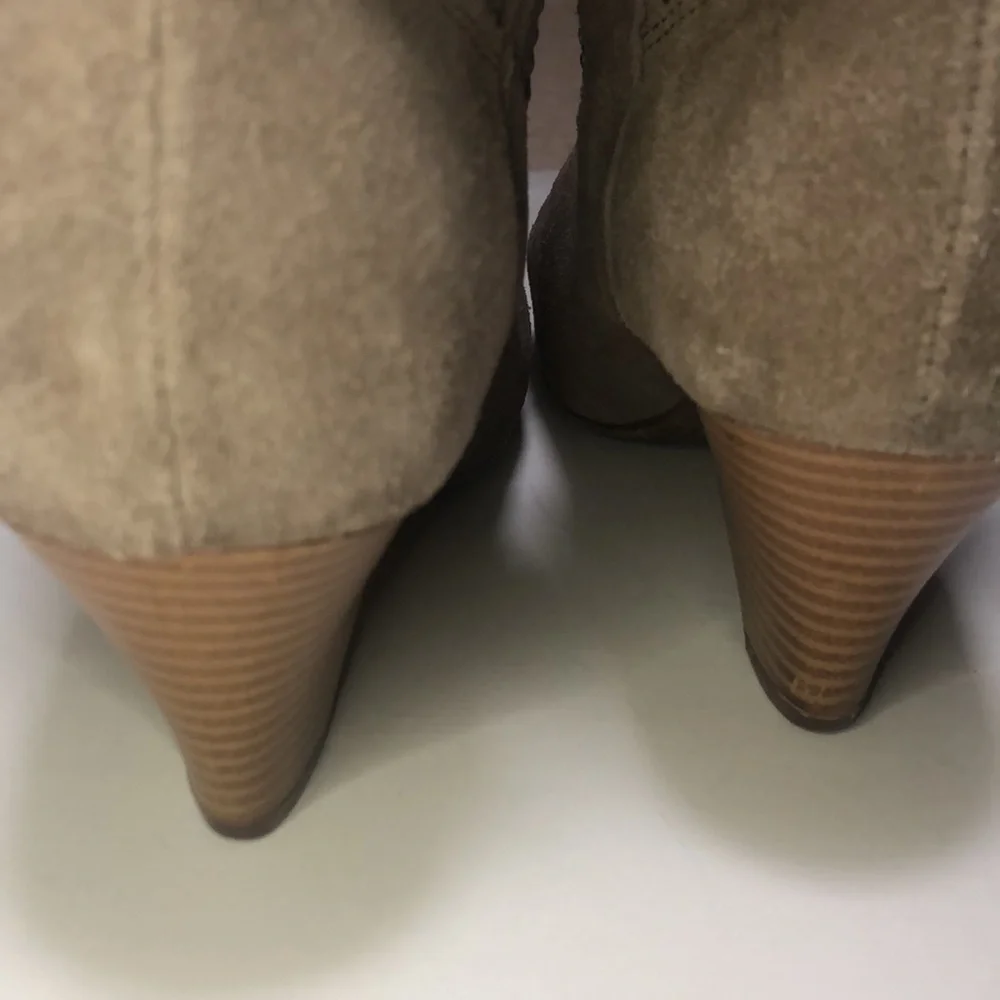 American Eagle Outfitters Tan Slouchy Studded Suede Stacked Heel Ankle Booties 9